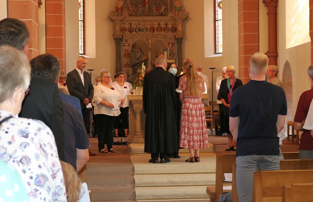 Segen für das Ehepaar Schmidt nach der Entpflichtung des Pfarrers