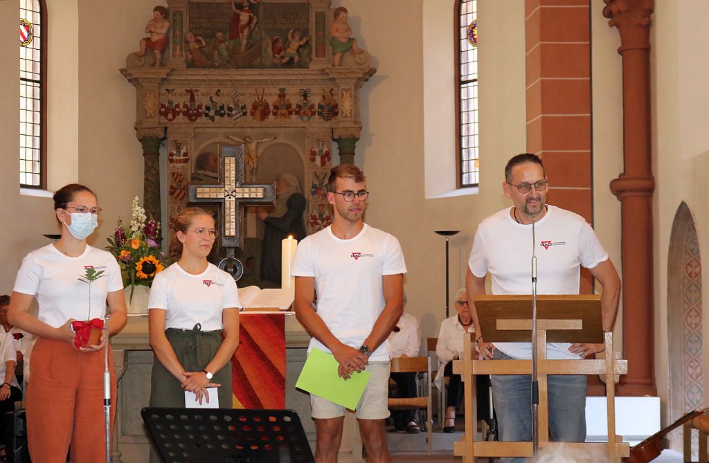 Hartmut Dietz (rechts) vom CVJM Schlitzerland dankte für Schmidts Engagement und Weitblick